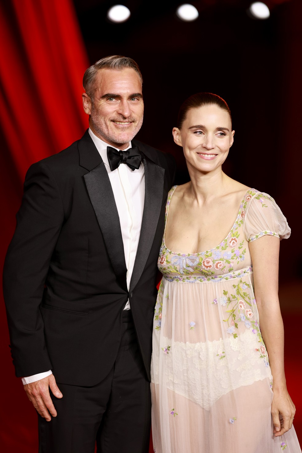 joaquin-phoenix-se-agacha-para-arrumar-vestido-de-rooney-mara-em-red