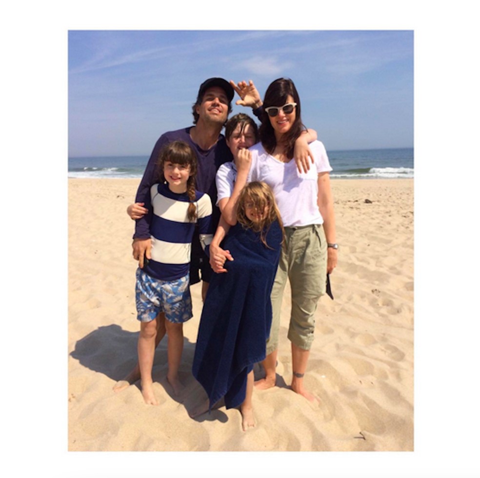 Mark Ruffalo e Sunrise Ruffalo em foto antiga com os filhos — Foto: Instagram