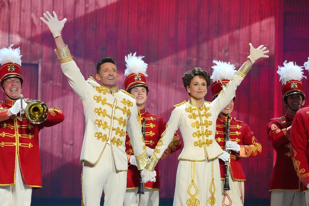 Hugh Jackman e Sutton Foster no espetáculo 'The Music Man' — Foto: Getty