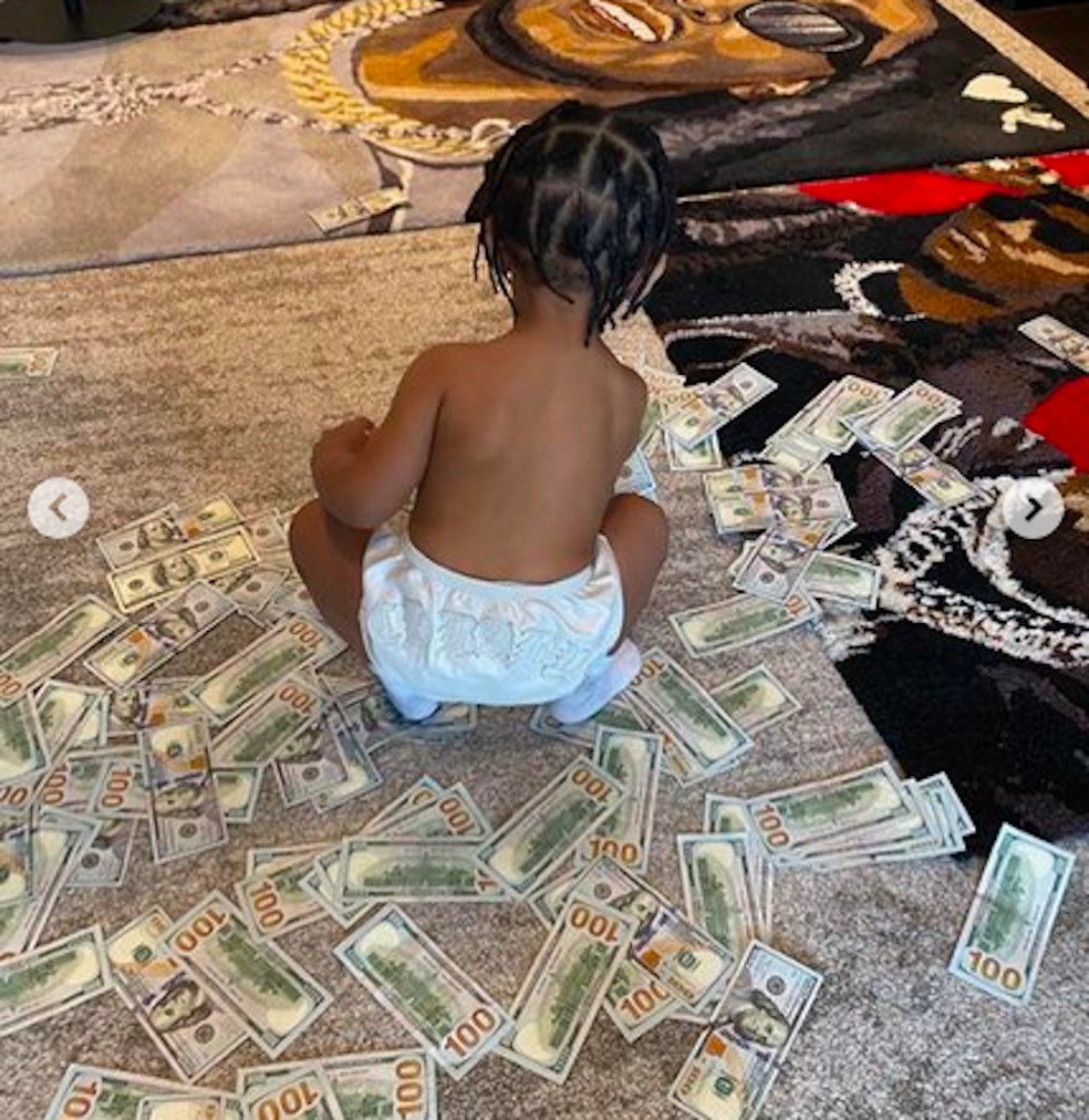 Cardi B e Offset foram detonados por imagens do filho de um ano brincando com notas de US$ 100 — Foto: Instagram
