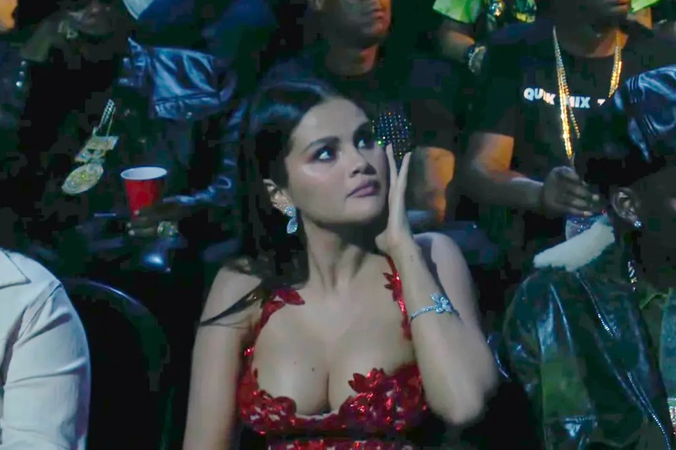 Selena Gomez fica aflita com explosões e queda de cenário — Foto: reprodução