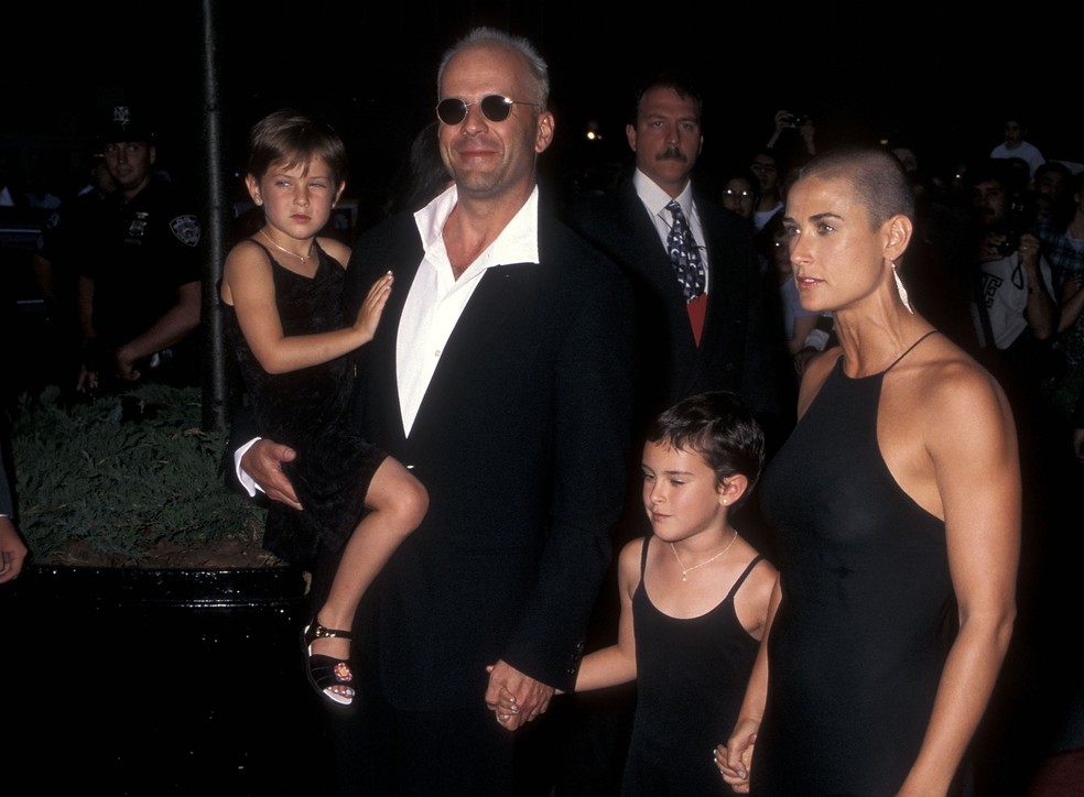 Bruce Willis e sua então esposa Demi Moore com as duas filhas mais velhas Rumer e Scout em 1996, ano em que O Quinto Elemento foi gravado — Foto: Getty Images