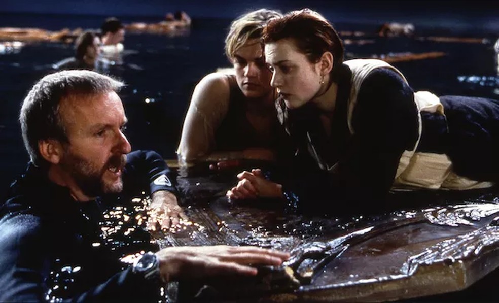 James Cameron com Leonardo DiCaprio e Kate Winslet no set de Titanic (1997) — Foto: Reprodução