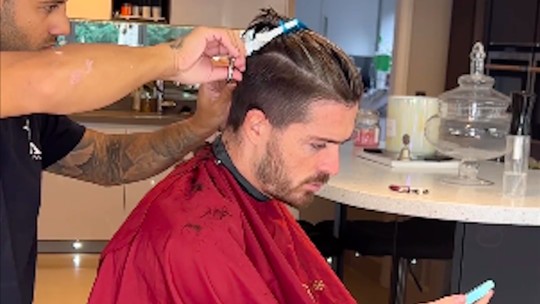 Craque da Premier League vira piada nas redes ao cortar cabelos só de cueca