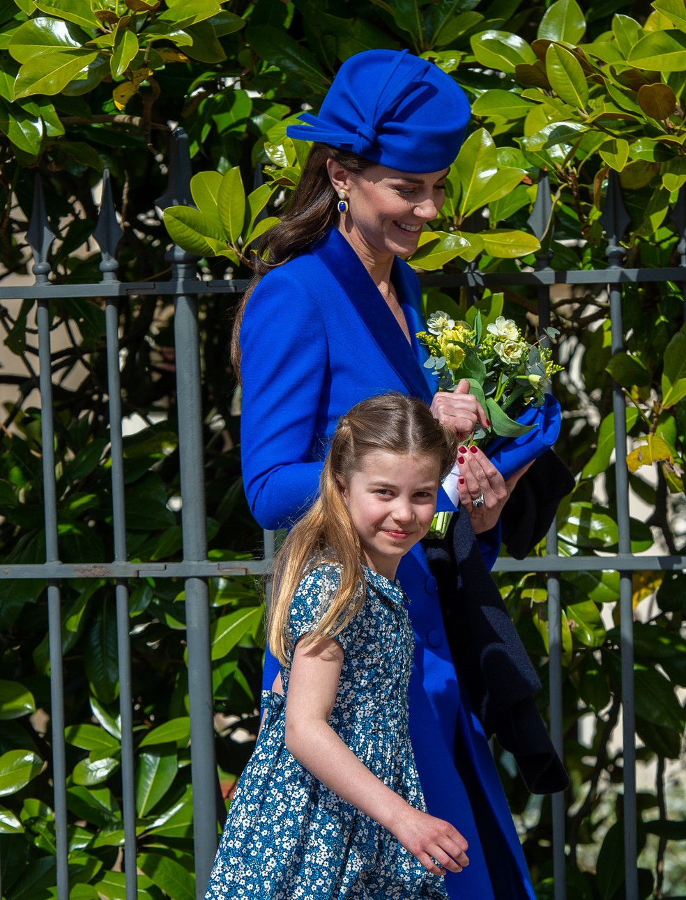 Kate Middleton, a princesa de Gales, e a princesa Charlotte comparecem a missa no Castelo de Windsor em 9 de abril de 2023 em Windsor, Inglaterra — Foto: Getty Images