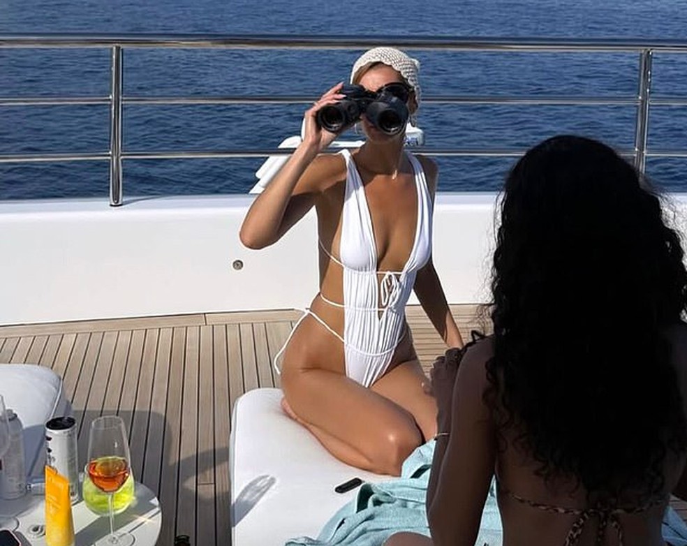 A modelo Bella Hadid em iate ancorado na França durante a edição de 2026 do Festival de Cinema de Cannes — Foto: Instagram