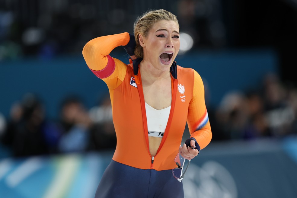 Jutta Leerdam com o uniforme da holanda aberto, expondo seu top, após conquistar o ouro na prova de 1000m da patinação de velocidade feminina das Olimpíadas de Milão-Cortina 2026, em 9 de fevereiro de 2026 — Foto: Getty Images
