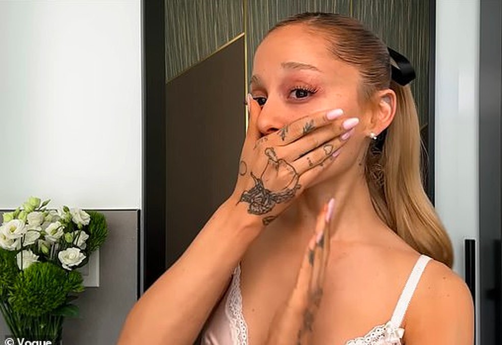 A nova tatuagem na mão de Ariana Grande — Foto: Instagram