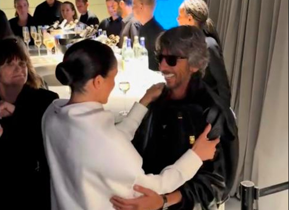 A interação da atriz e Duquesa Meghan Markle com o diretor criativo da grife Balenciaga, Pierpaolo Piccioli, em evento da Paris Fashion Week, em 4 de outubro de 2025 — Foto: TikTok