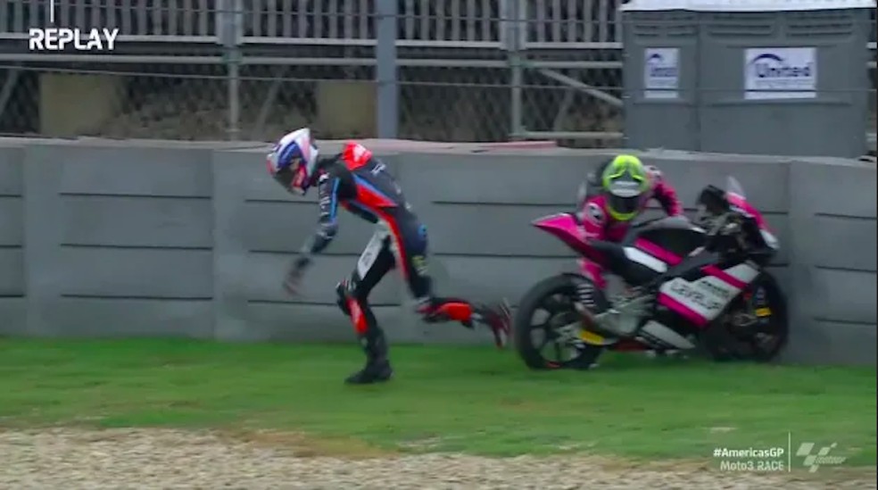 Iván Ortolá indo atrás da própria moto após constatar que tentava pegar a moto do rival — Foto: Reprodução