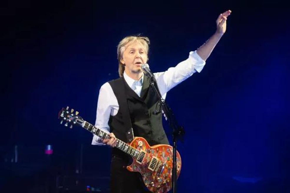 Sir Paul McCartney se tornou, aos 80 anos, o artista solo mais velho a fazer um show de encerramento no Festival Glastonbury (Foto: Getty Images) — Foto: Monet