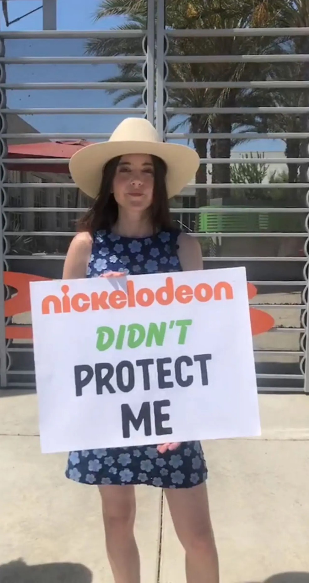 Alexa Nikolas em protesto na frente da Nickelodeon em 2022 — Foto: reprodução