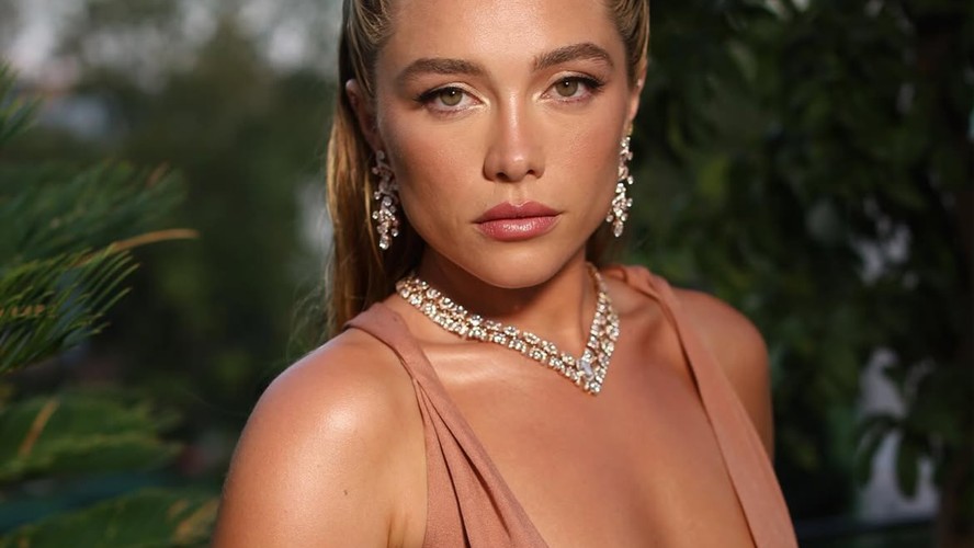 Florence Pugh surge estupendamente linda em Veneza
