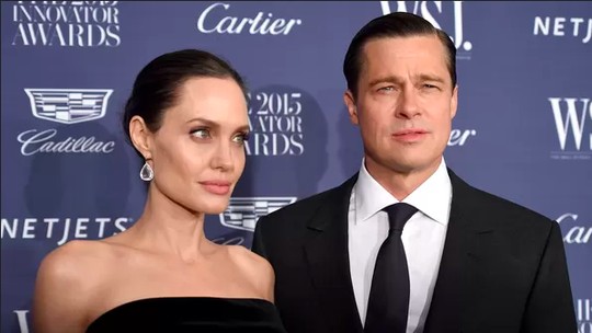 Angelina Jolie aparece com 'raro sorriso' em papo com escritor após admitir dor ao se divorciar de Brad Pitt