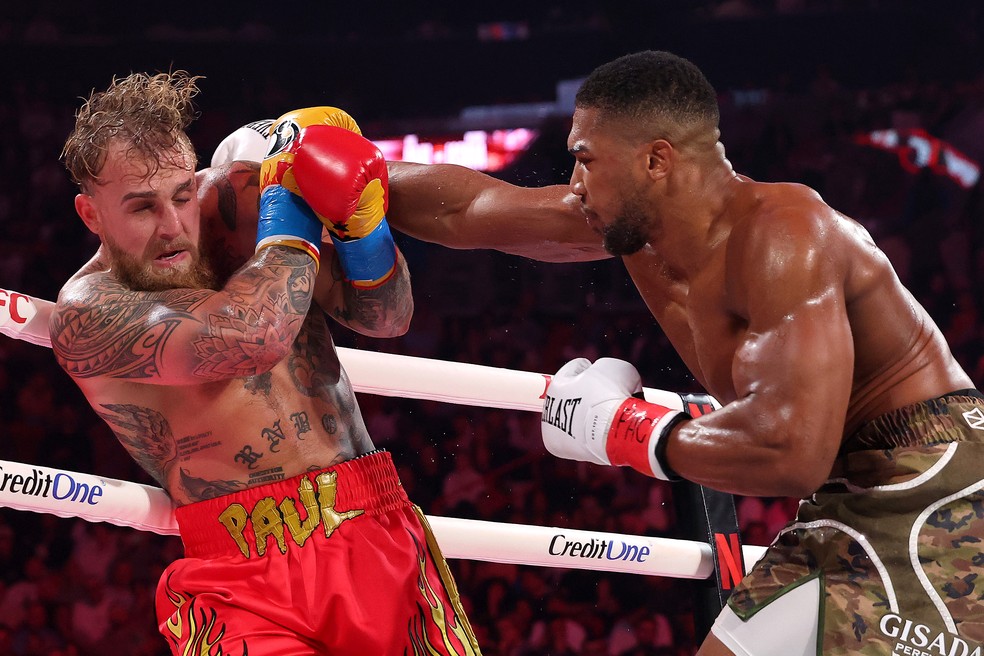 Jake Paul leva golpe do ex-campeão de boxe Anthony Joshua — Foto: divulgação