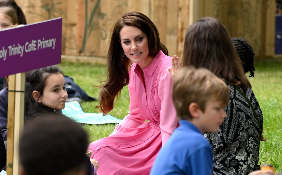 Kate Middleton conversando com crianças na Exposição de Flores de Chelsea em Londres em 22 de maio de 2023