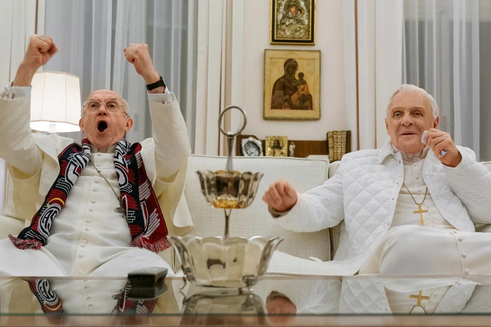 Jonathan Pryce e Anthony Hopkins em 'Dois Papas' — Foto: divulgação