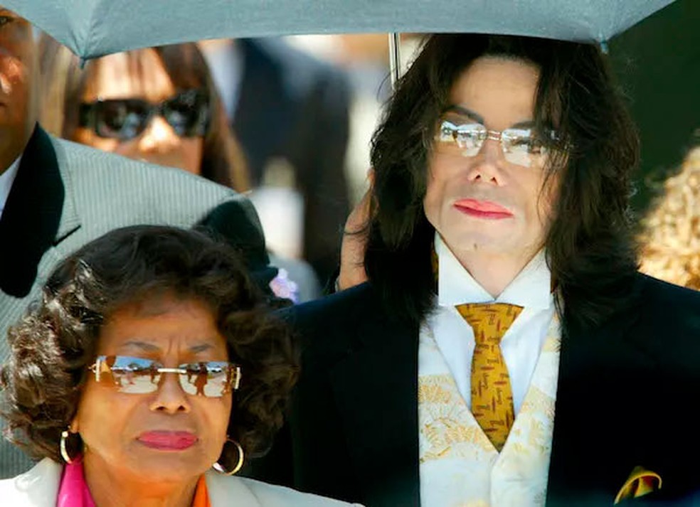 Michael Jackson ao lado da mãe Katherine Jackson — Foto: getty
