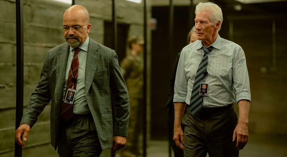 Jeffrey Wright e Richard Gere na série The Agency — Foto: Reprodução