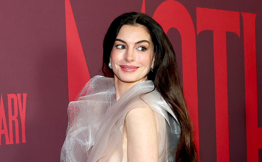 Anne Hathaway abala red carpet em Nova York com vestido transparente em