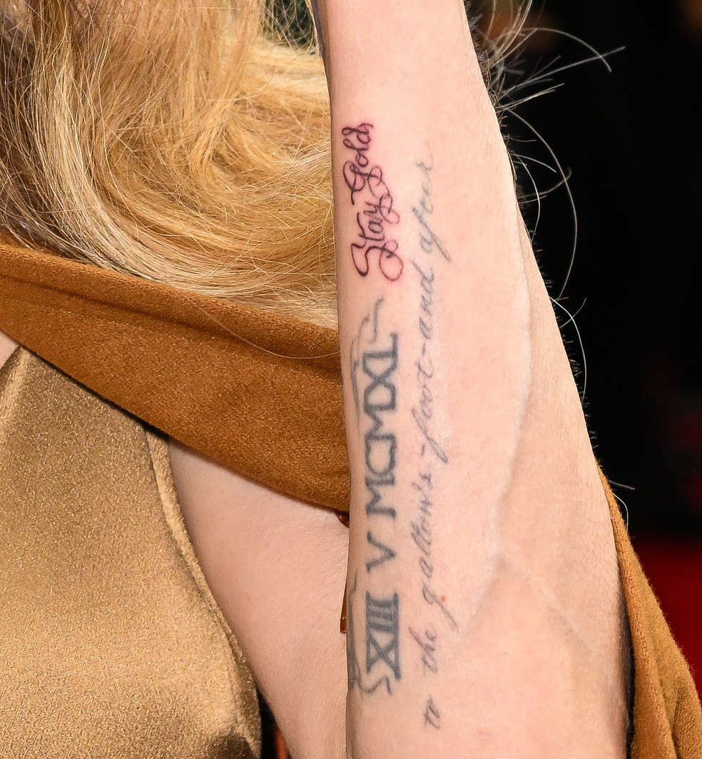Destaque do braço de Angelina Jolie com a tatuagem 'Stay Gold' — Foto: Getty Images