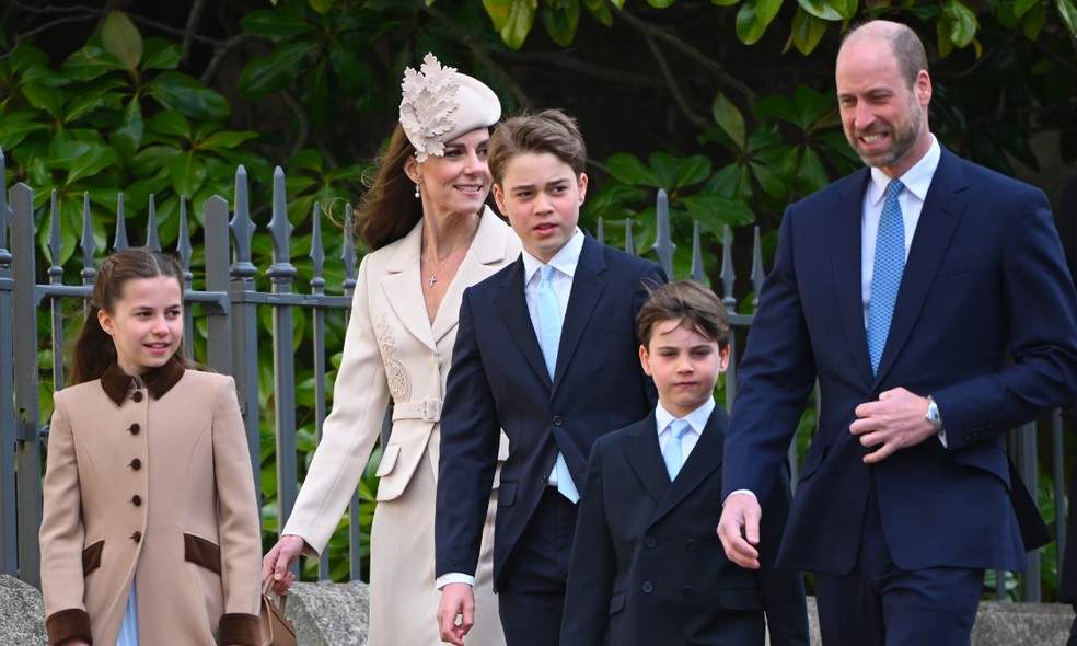 O Príncipe William e a Princesa Kate Middleton, com os três filhos (Princesa Charlotte, Príncipe George e Príncipe Louis), durante as celebrações da Páscoa da Família Real, em 5 de abril de 2026, em missa realizada na Capela de St. George, no Palácio de Windsor — Foto: Getty Images