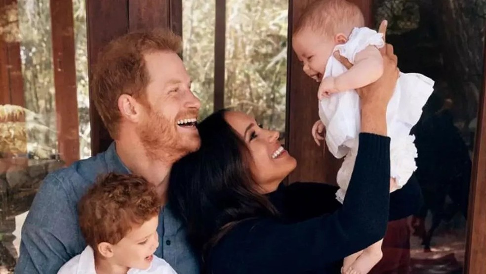 Meghan Markle e Príncipe Harry com os filhos, Archie e Lilibet Diana — Foto: Reprodução