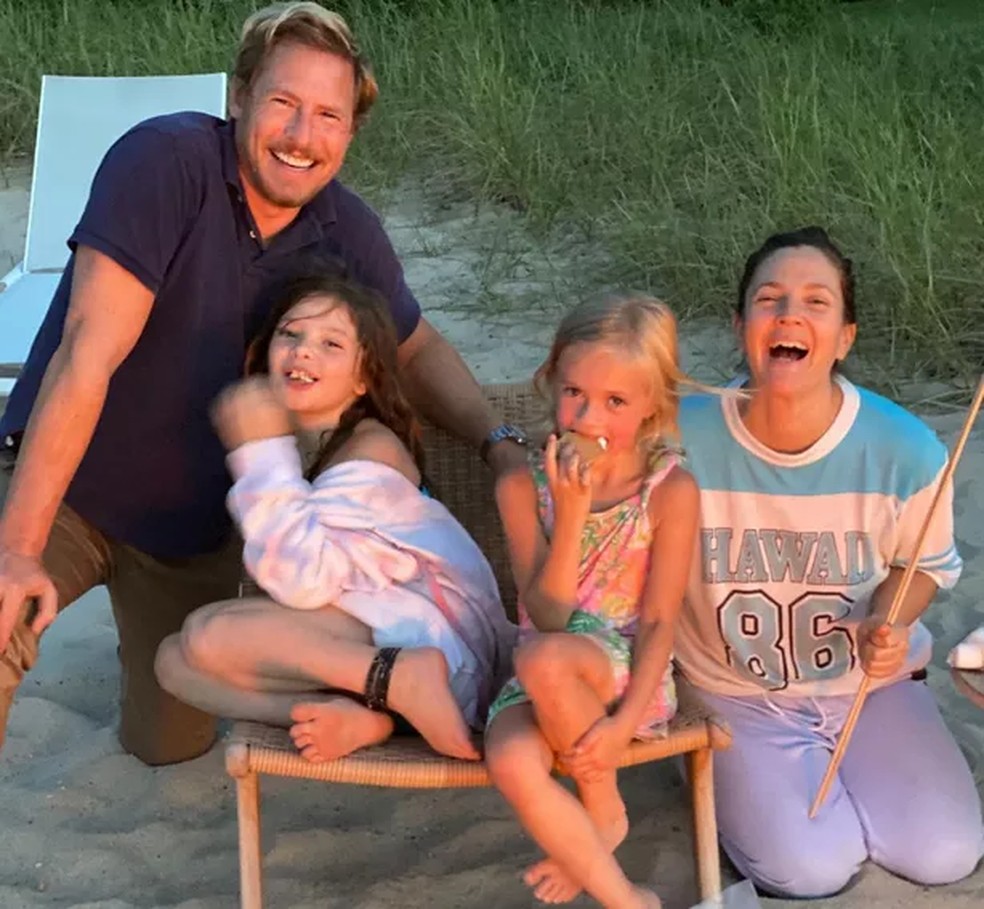 Drew Barrymore com Will Kopelman e as duas filhas deles  — Foto: Reprodução/Instagram