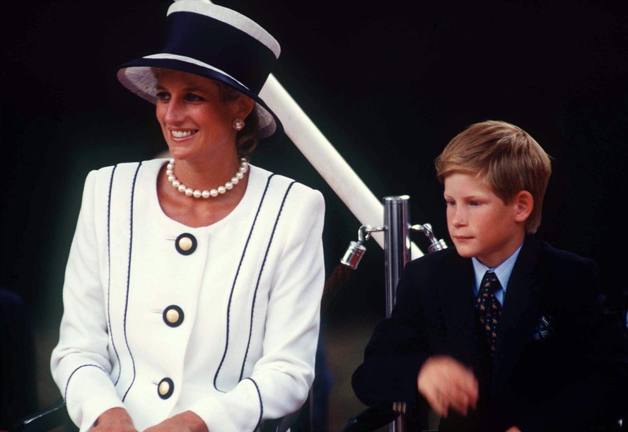A Princesa Diana (1961-1997) com o Príncipe Harry em foto de 1996