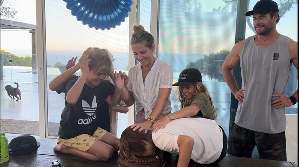 Elsa Pataky e Chris Hemsworth com os três filhos: Sasha, Tristan e India — Foto: Instagram
