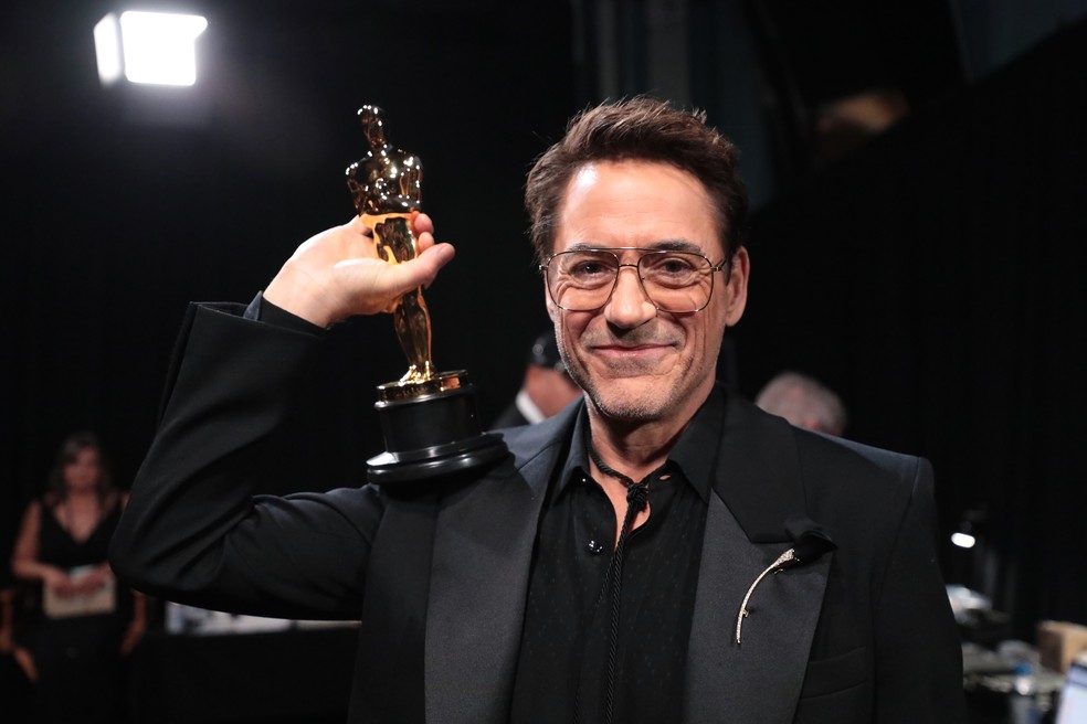 Robert Downey Jr com o Oscar de melhor ator coadjuvante por seu trabalho em Oppenheimer (2023) — Foto: Getty Images