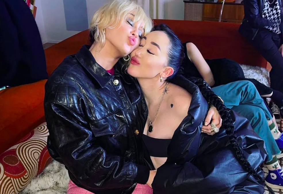 Miley Cyrus com a irmã Noah Cyrus — Foto: Instagram