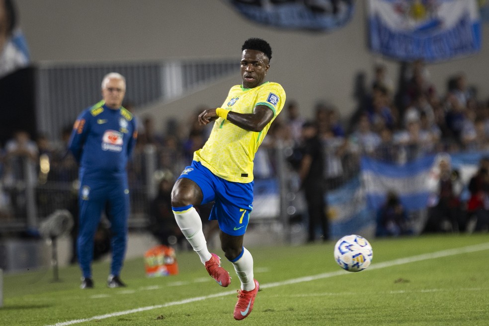 Dorival Jr e Vini Jr. na derrota do Brasil por 4 a 1 para a Argentina pelas Eliminatórias da Copa do Mundo de 2026 — Foto: Getty Images