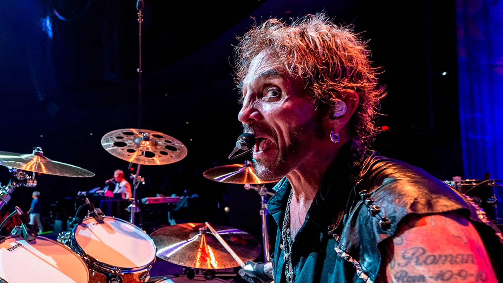 Baterista da banda Journey é hospitalizado após sofrer emergência ...