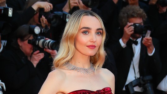 Atriz rebate críticas por vestido que a deixou 'fora de proporção' em Cannes: 'Não precisam ser tão maldosos'