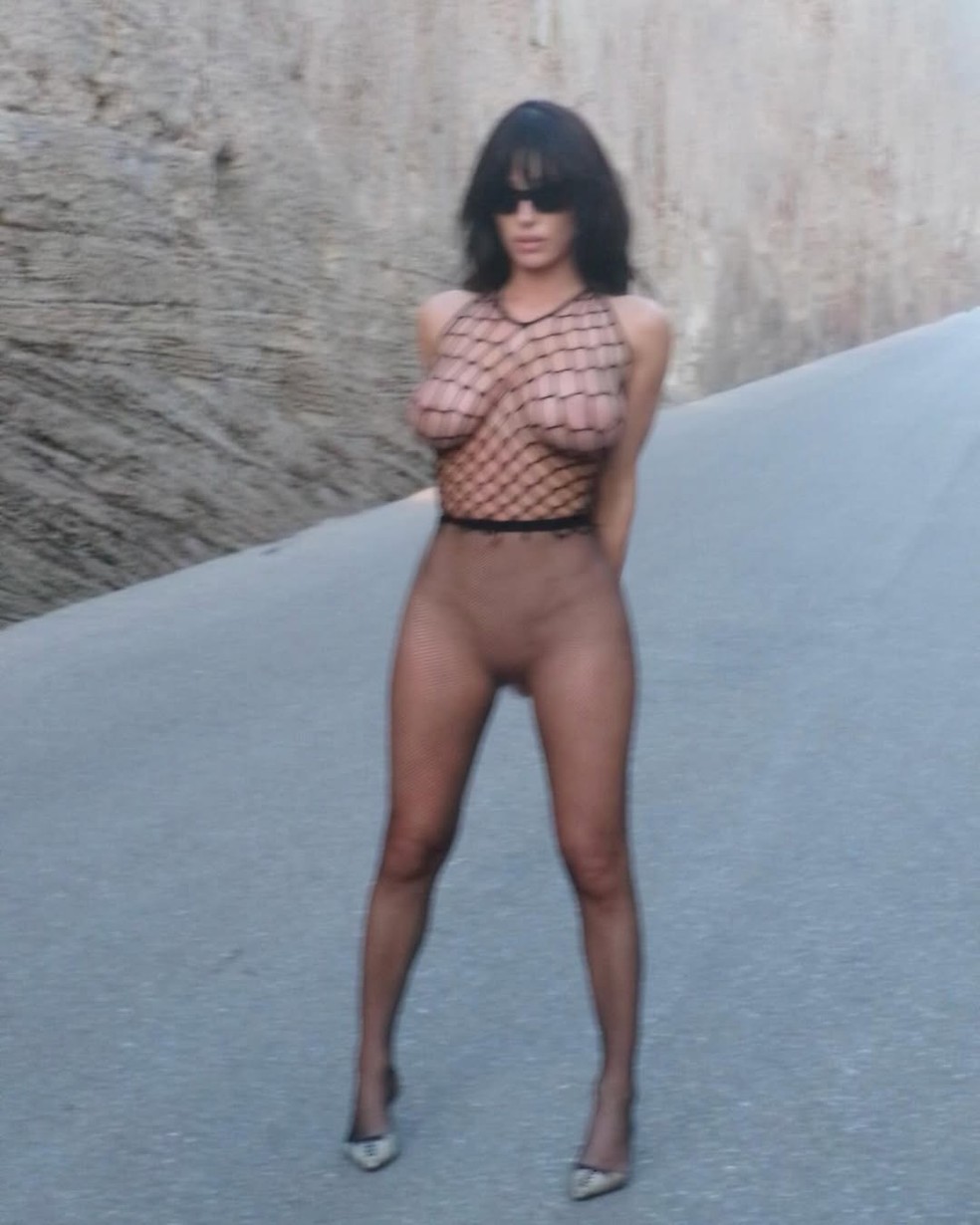 Bianca Censori caminha seminua em ruas espanholas — Foto: reprodução/Instagram