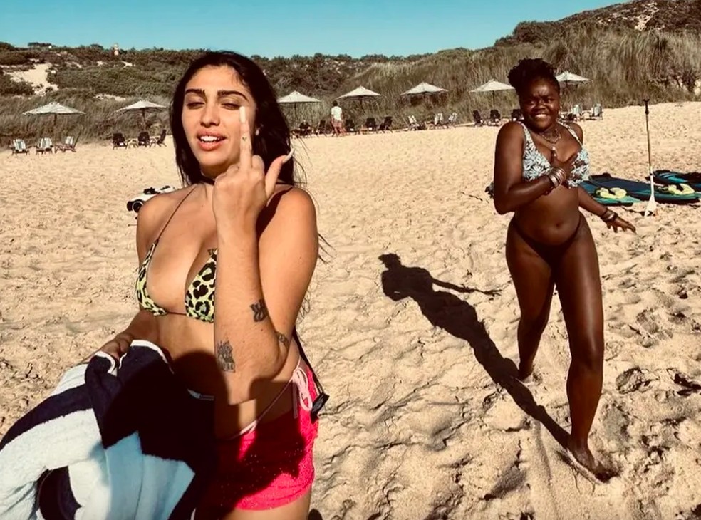 As filhas de Madonna em praia portuguesa durante as celebrações do aniversário da cantora — Foto: Instagram