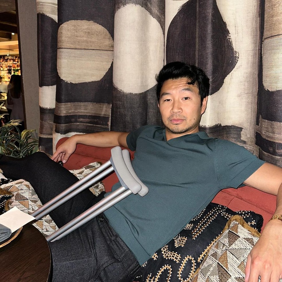 Actor Simu Liu on crutches — Photo: Reproduction/Instagram