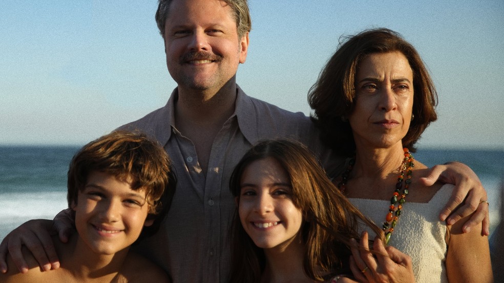 Selton Mello, Fernanda Torres, Guilherme Silveira e Cora Ramalho em foto promocional de 'Ainda Estou Aqui' — Foto: Divulgação