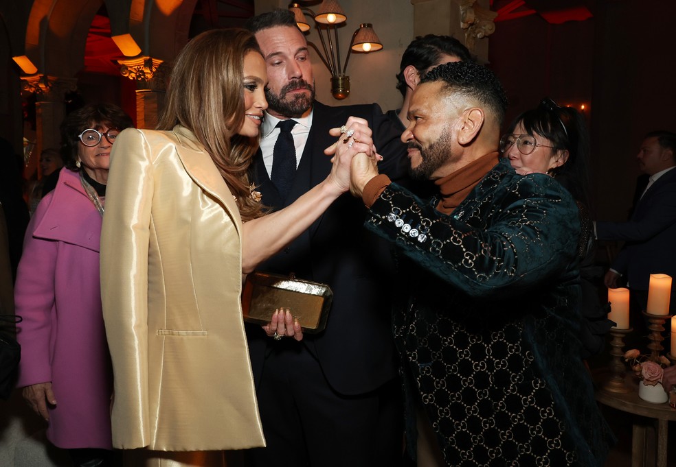 Jennifer Lopez e Ben Affleck com o empresário Benny Medina — Foto: Getty Images