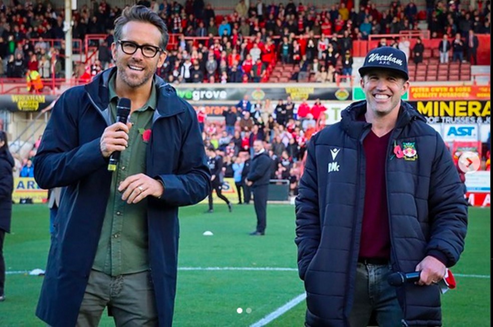 Ryan Reynolds e Rob McElhenney em evento no estádio do Wrexham — Foto: Instagram