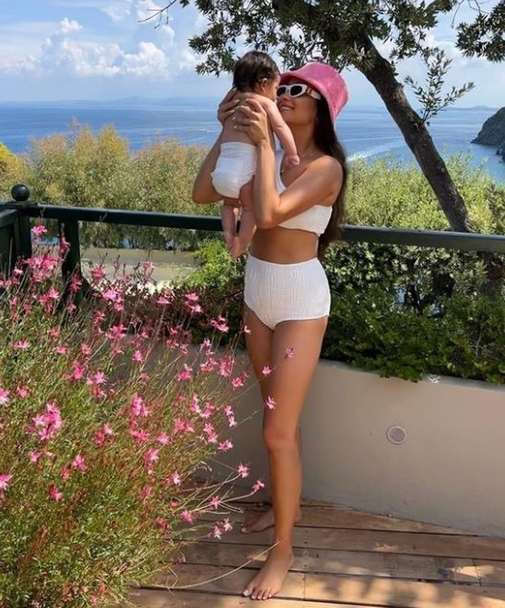 Shay Mitchell segura Rome, sua segunda filha — Foto: Reprodução/Instagram