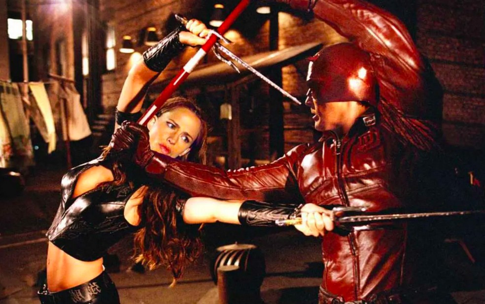 Jennifer Garner e Ben Affleck em cena de Demolidor (2003) — Foto: Reprodução