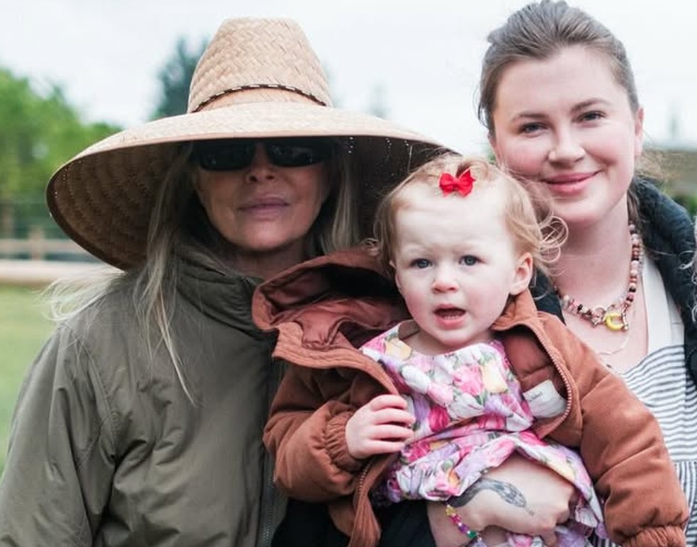 A atriz Kim Basinger com a filha, Ireland Baldwin, e a neta, Holland — Foto: Reprodução/Instagram