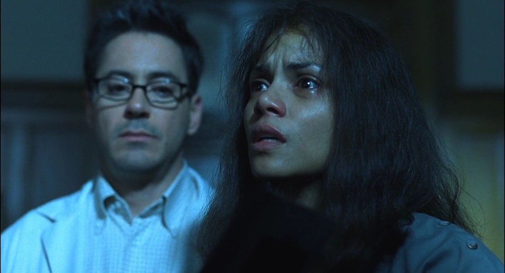 Robert Downey Jr. e Halle Berry em 'Na Companhia do Medo' — Foto: Divulgação