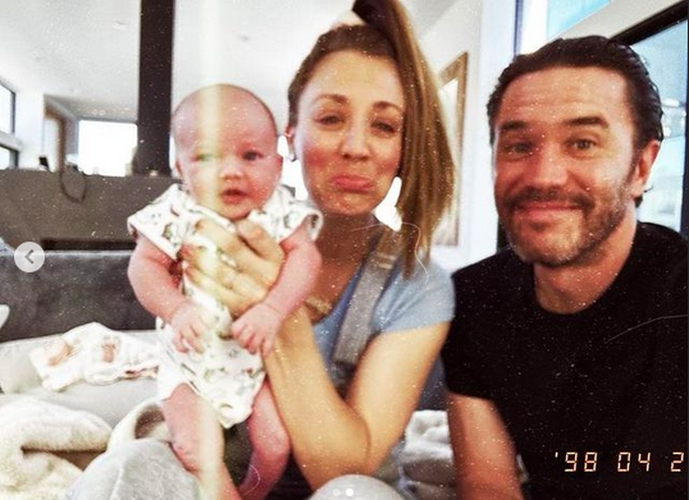Kaley Cuoco com o companheiro e a filha — Foto: Instagram