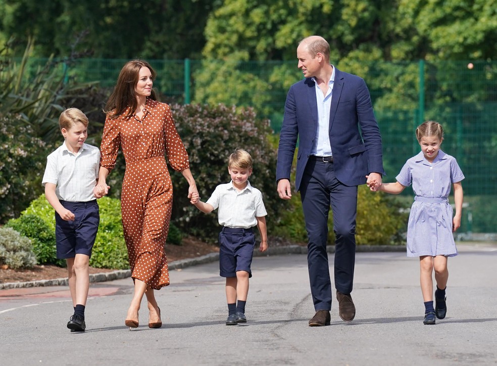O Príncipe William com a esposa, Princesa Kate Middleton, e os três filhos do casal (Getty Images) — Foto: Monet
