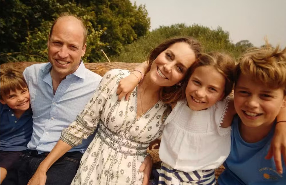 Kate Middleton com William e seus três filhos — Foto: Reprodução