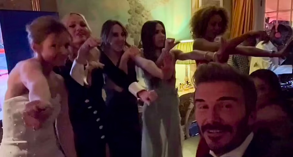 David Beckham sorridente ao mostrar as cinco Spice Girls reunidas, cantando e dançando, durante a festa de aniversário de 50 anos de Victoria Beckham em Londres — Foto: Instagram