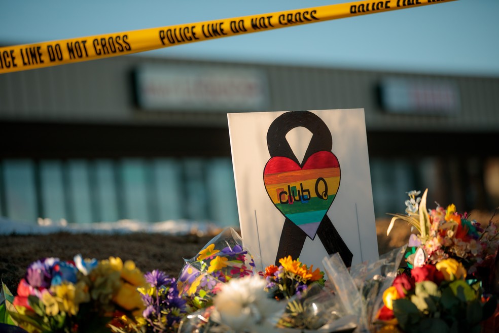 Homenagem às vítimas do massacre no Club Q, em Colorado Springs (EUA) — Foto: Getty